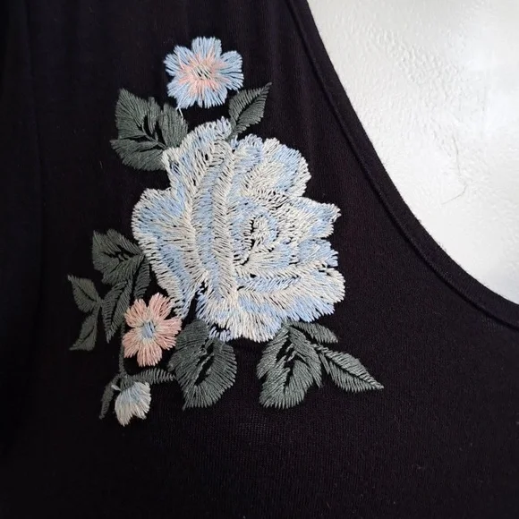 Alya Black W/ Floral Flowy Short Sleeve Dress. Size Medium - Picture 3 of 8